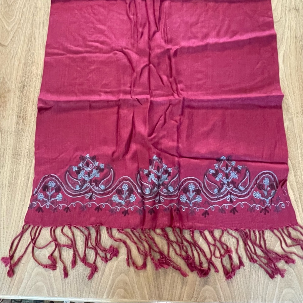 NIP Avon Embroidered wrap - Picture 4 of 11